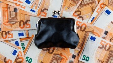 Ha versato €10 sul conto 20 anni fa e non l'ha più toccato, il saldo attuale vi lascerà senza parole