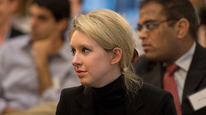 Scandalo Theranos: chi è Elizabeth Holmes e quali reati ha commesso