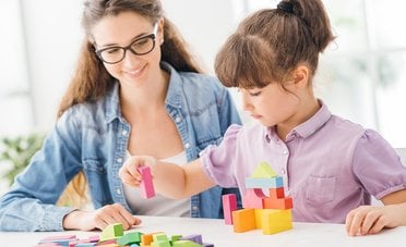 Quanto costa una babysitter nel 2026? Tariffe, contratto e regole