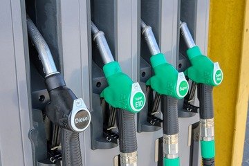 Crack spread ai massimi e dollaro forte. Perché la benzina non scende più?