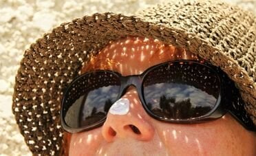 Da 17 a 300 euro al litro, ecco quanto dovresti spendere per le creme solari: “A volte vale la pena investire”