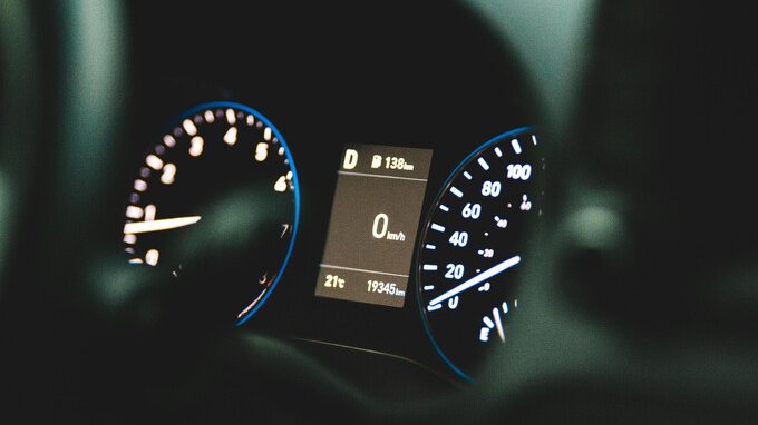 A che velocità devi guidare per proteggere il motore dell'auto?