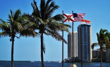 Dentro il «bunker dei miliardari» di Miami, l'isola segreta dove vivono Jeff Bezos e Mark Zuckerberg