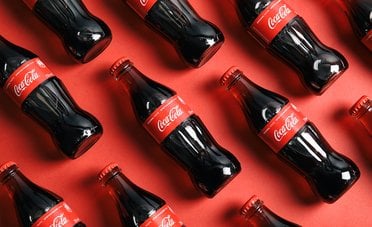 Coca-Cola fa infuriare il web. Polemiche sullo spot natalizio creato con l'AI