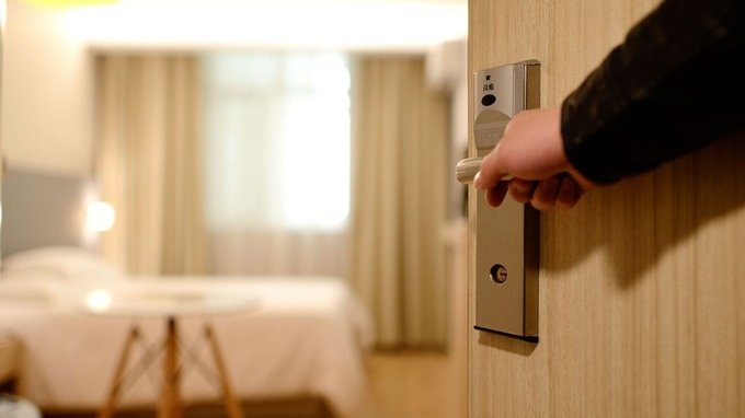 Sai perché le camere di albergo diventano sempre più piccole?