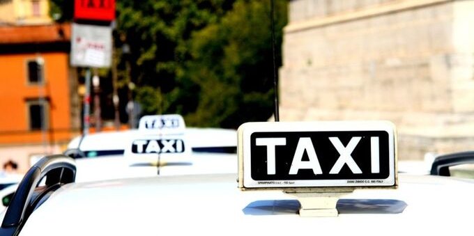 Taxi fermi in tutta Italia: gli orari dello sciopero, i disagi e il piano del governo per fermare la protesta