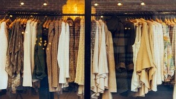 Un uomo compra una giacca di pelle in un negozio dell'usato e diventa “ricco”