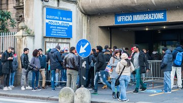 Reddito di Cittadinanza a stranieri senza requisiti: così milioni di euro volano all'estero
