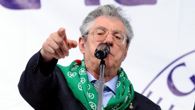 Lega, scissone in arrivo? Dopo il flop delle elezioni Bossi torna alla carica: «Riconquistare il Nord»