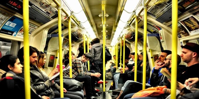 Arriva il nuovo bonus trasporti: come funzionerà lo sconto sugli abbonamenti di bus, metro e treni