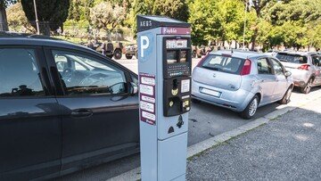 Per quanti giorni un'auto può rimanere parcheggiata nello stesso posto?