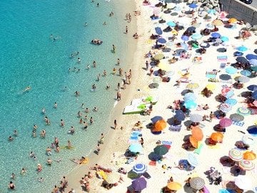 È legale vendere il cocco in spiaggia? Ecco quando e cosa si rischia negli altri casi