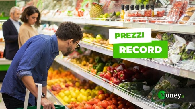 Allarme inflazione, rincari fino a 2.500 euro l'anno: ecco le città con i prezzi più alti e più bassi d'Italia