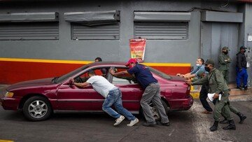 In Venezuela è finita la benzina: produzione al collasso e macchine a secco