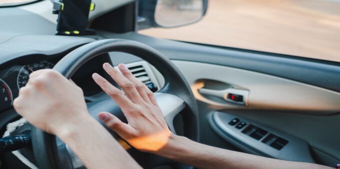 Multa per chi usa troppo il clacson: cosa rischiano gli automobilisti molesti