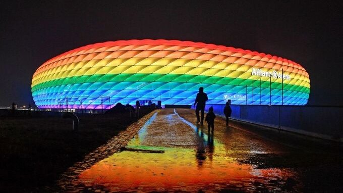 Perché la UEFA ha vietato lo stadio arcobaleno a Monaco