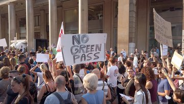 Manifestazioni contro green pass: cosa rischia chi protesta?