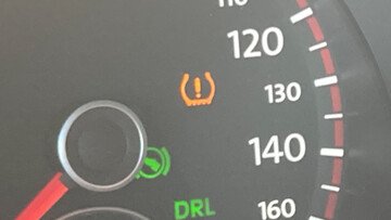 Cosa significa quando questa spia arancione lampeggia sul cruscotto della tua auto? 