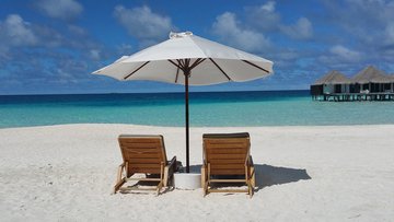 Sembra di essere alle Maldive ma questa spiaggia bianchissima è a un'ora da Roma