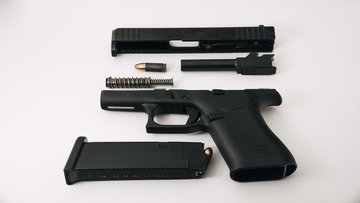 Chi ha il porto d'armi può girare con una pistola?