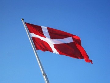 In questo Paese europeo è vietato sventolare la bandiera italiana (e non solo)