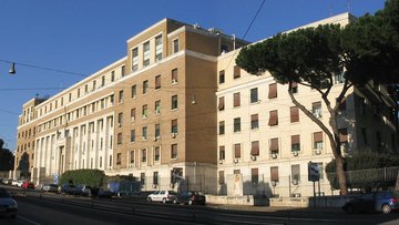 Roma, incendiato il portone dell'Istituto Superiore di Sanità: cosa è successo?