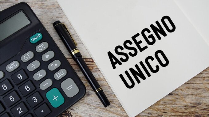 Assegno unico 2025, a gennaio arriva in ritardo. Ecco perché