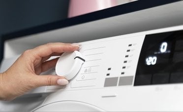 Perché non dovresti lavare i vestiti a 40 gradi (per risparmiare davvero)