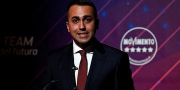 M5S, il gesto simbolico di Di Maio: annuncia le dimissioni e si toglie la cravatta