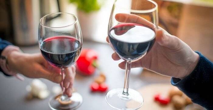 Perché la Generazione Z si sta allontanando dal vino e dalla cultura del cibo italiano (anche ora che la cucina è patrimonio UNESCO)