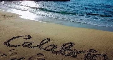 Questa spiaggia color cannella è una delle più belle d'Italia ed è a 4 ore da Napoli