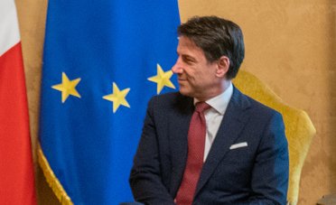 Conte ironizza su Salvini e Meloni: “Mi si nota di più in streaming o in foto?”