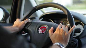 Come funziona la truffa del finto investimento e come difendersi da chi si getta tra le auto?