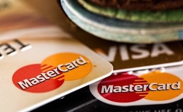 L'accordo da $38 miliardi tra Visa e Mastercard sulle commissioni riceve l'ok, ma preoccupa gli esercenti