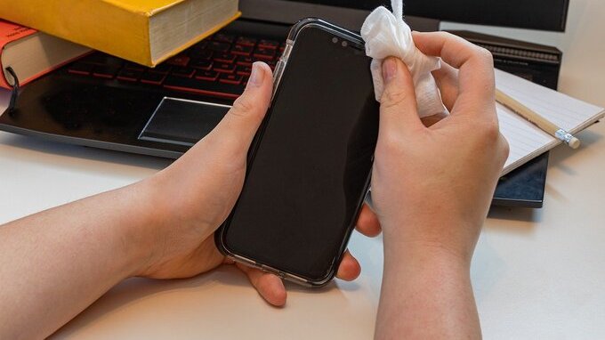 Perché non dovresti tenere un vecchio cellulare in casa