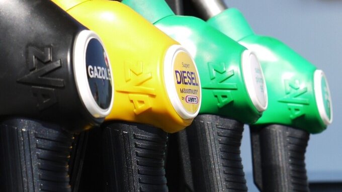 Benzina a 2 euro, che fine ha fatto il taglio delle accise promesso da Meloni?
