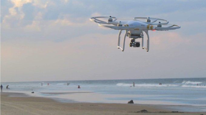Droni sulle spiagge per controllare il distanziamento: succede in una famosa località turistica