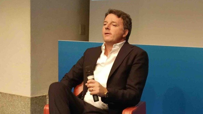 Renzi: «Il reddito di cittadinanza sta uccidendo una generazione»