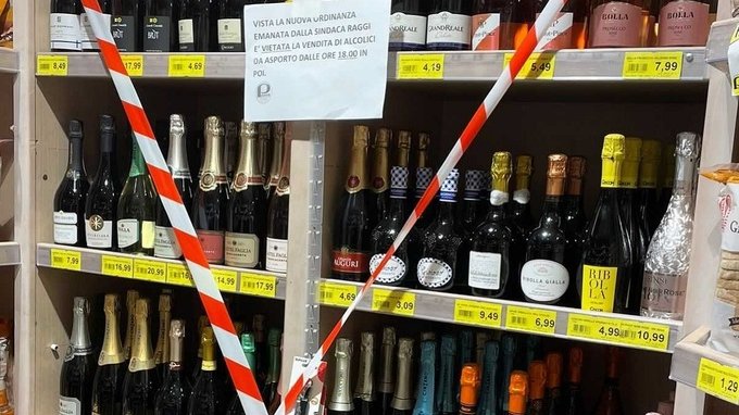 Roma, stop alla vendita di alcolici dopo le 18 nei minimarket 