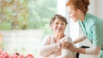 Busta paga colf e badanti, ecco i nuovi importi (che pesano sulle famiglie)