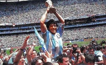 “Gioco per te, mamma”. La storia della telefonata strappalacrime tra Maradona e sua madre