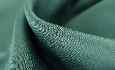 La bancarotta di questa azienda potrebbe mettere in crisi un tessuto che tutti indossiamo (senza saperlo)