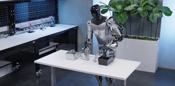 Tesla Bot: un nuovo video torna a mostrare il robot umanoide Optimus in azione