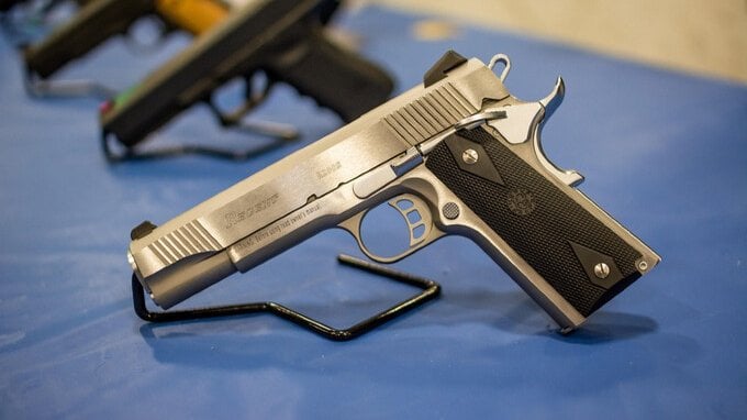 Comprare una pistola in Italia, come fare, autorizzazione e costi