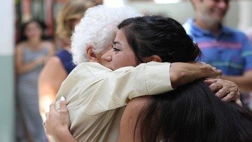 Chi è vaccinato non deve baciare e abbracciare nessuno: perché è ora di dire basta