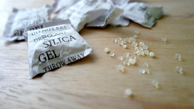 Quello che non ti dicono sulle bustine di silice che trovi nei nuovi prodotti