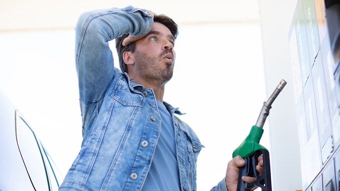Prezzo benzina, nuovi aumenti sopra i €2 al litro. Tutta colpa della “tempesta perfetta”