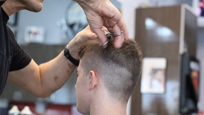 Taglio capelli uomo 2022: gli stili migliori