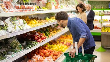 Ecco i cibi più contaminati in assoluto da pesticidi e PFAS nel 2026. In Italia ne mangiamo moltissimi