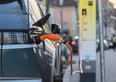 Ricarica dell'auto elettrica con carta o app: differenze di costi e commissioni